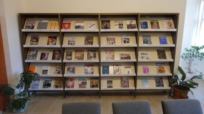 Fotó: Hírlapolvasó kínáló polc