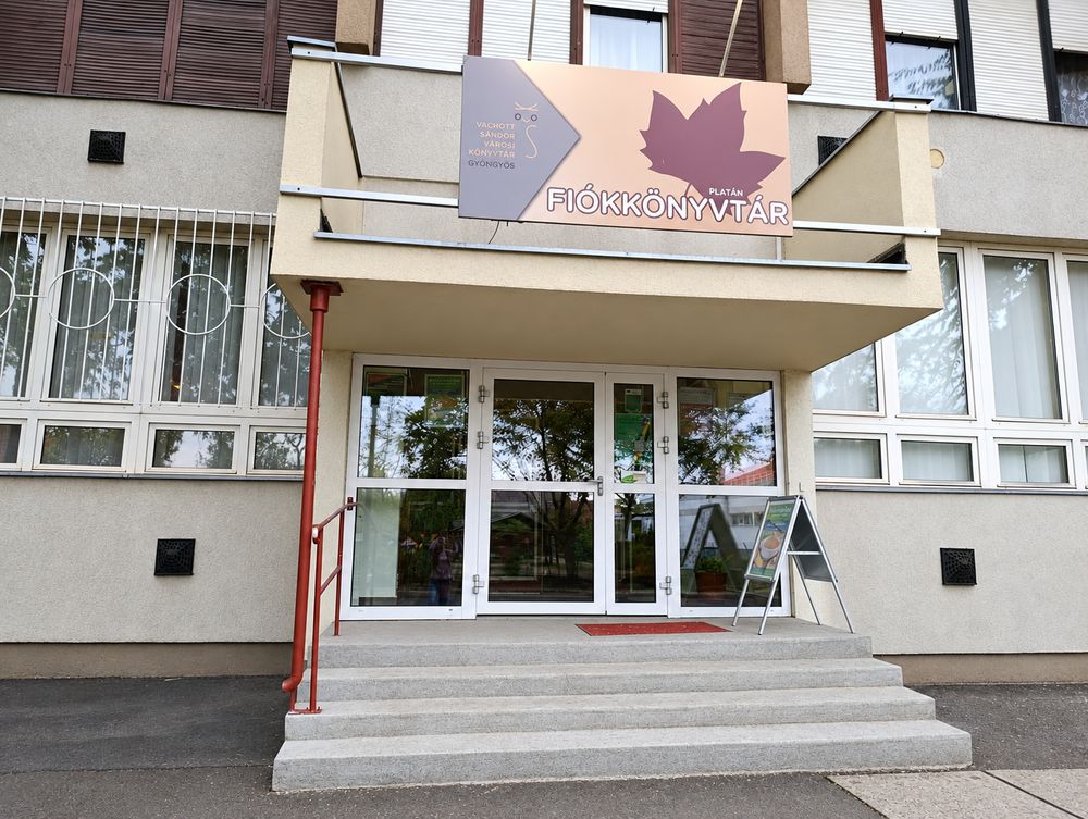 A Platán úti Fiókkönyvtár bejárata
